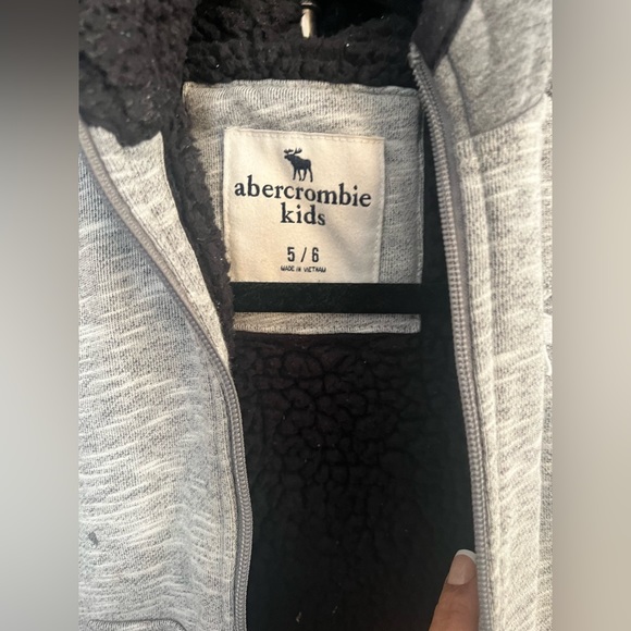 Abercrombie kids size 5/6 hooded sweater - Picture 4 of 4